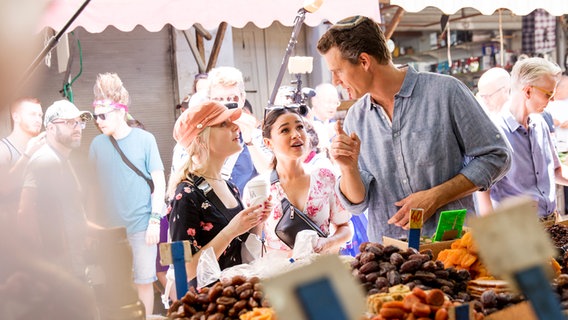 Die deutschen ESC-Teilnehmerinnen S!sters auf dem Carmel Markt in Tel Aviv mit dem Koch Tom Franz. © NDR Foto: Claudia Timmann