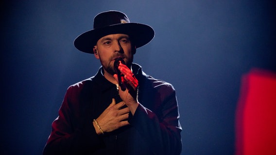 Max Mutzke mit "Forever Strong" auf der Bühne beim ESC Vorentscheid in Berlin. © NDR Foto: Claudia Timmann