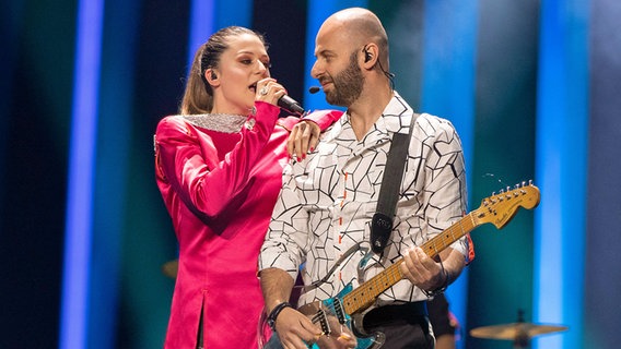 Eye Cue aus Mazedonien auf der Bühne der Altice Arena in Lissabon © Eurovision TV/Andres Putting Foto: Andres Putting