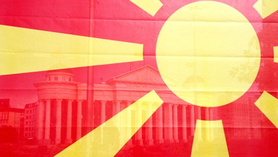 Die Flagge Mazedoniens vor dem Archäologischen Museum und Verfassungsgericht in Skopje © dpa Foto: Georgi Licovski