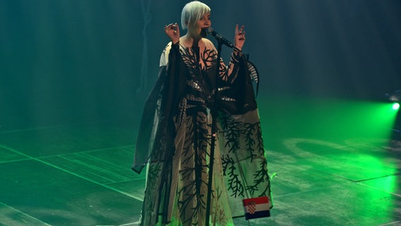 Nina Krajlic aus Kroatien singt auf der Bühne in Amsterdam bei Eurovision in Concert © NDR Foto: Patricia Batlle