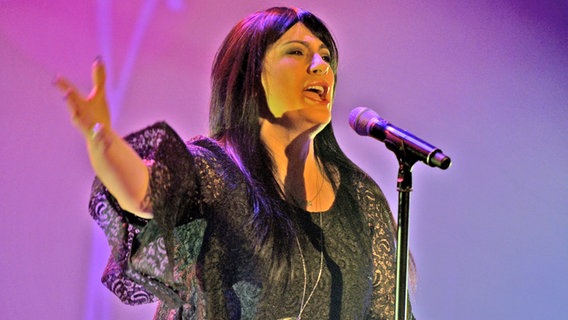 Die Mazedonierin Kaliopi singt auf der Bühne in Amsterdam bei Eurovision in Concert © NDR Foto: Patricia Batlle