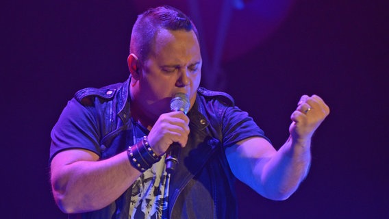 Ovidiu Anton aus Rumänien sing "Moment Of Silence" auf der Bühne in Amsterdam bei Eurovision in Concert © NDR Foto: Patricia Batlle
