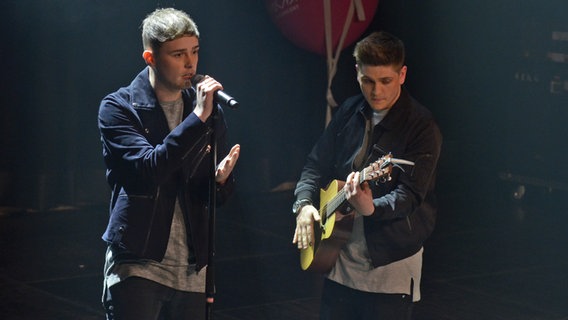 Die Künstler Joe und Jake aus Großbritannien auf der Bühne in Amsterdam bei Eurovision in Concert © NDR Foto: Patricia Batlle