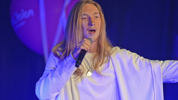 Der Weißrusse  Ivan singt "Help You Fly" auf der Bühne in Amsterdam bei Eurovision in Concert © NDR Foto: Patricia Batlle