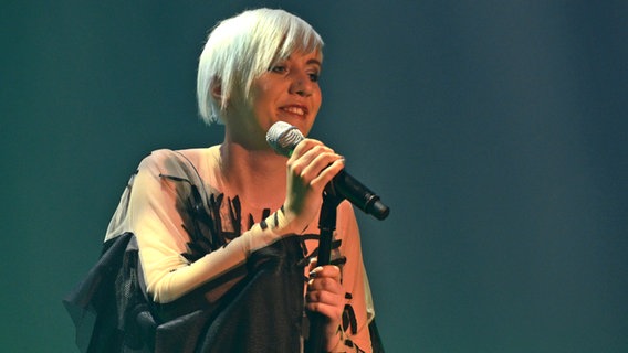 Nina Kraljić aus Kroatien singt auf der Bühne in Amsterdam bei Eurovision in Concert © NDR Foto: Patricia Batlle