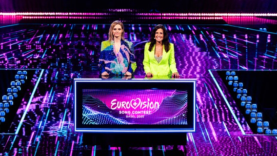 Hazel Brugger und Sandra Studer moderieren das erste Halbfinale in Basel. © eurovision.tv/EBU Foto: Corinne Cumming