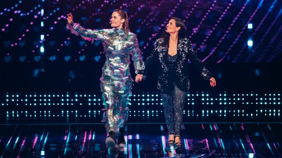 Hazel Brugger und Sandra Studer moderieren das zweite Halbfinale in Basel. © eurovision.tv/EBU Foto: Sarah Louise Bennett