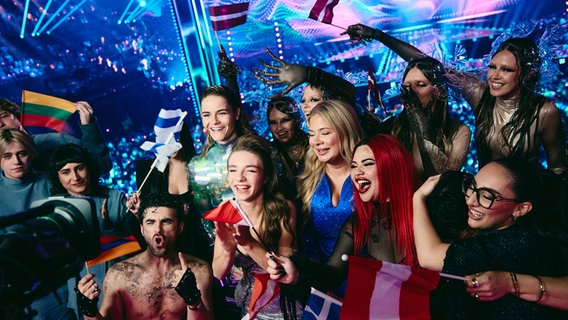 Hazel Brugger mit den Gewinnern des zweiten Halbfinales in Basel. © eurovision.tv/EBU Foto: Alma Bengtsson