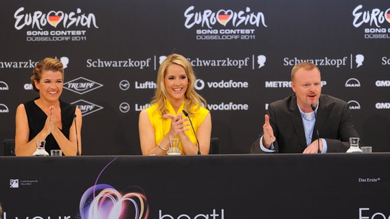 Anke Engelke, Stefan Raab und Judith Raakers bei der PK am 9. Mai 2011 in Düsseldorf © NDR Foto: Rolf Klatt