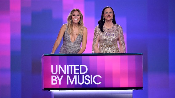 Petra Mede und Malin Åkerman auf der ESC-Bühne in Malmö. © picture alliance / TT NEWS AGENCY Foto: Jessica Gow/TT