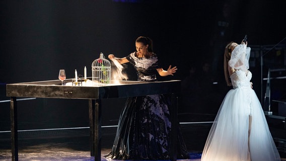 Für Moldau steht Anna Odobescu mit "Stay" auf der ESC-Bühne in Tel Aviv 2019. © eurovision.tv Foto: Andres Putting