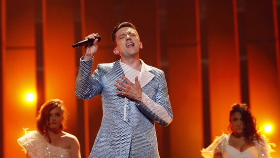 Vanja Radovanović  auf der Bühne in Lissabon. © eurovision.tv Foto: Andres Putting
