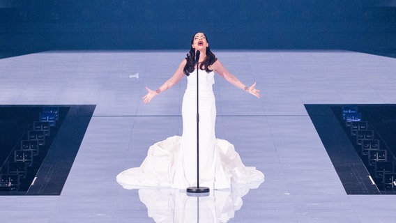 Nina Žižić auf der Bühne für Montenegro in Basel © eurovision.tv/EBU Foto: Corinne Cumming