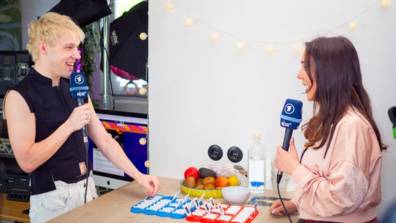 Mustii im Gespräch mit Alina Stiegler bei "Alles Eurovision". © NDR Foto: Margarita Ilieva