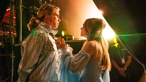 Will Ferrell und Rachel McAdams als Duo Fire Saga im Netflix-ESC-Film am Rande einer Bühne.  Foto: John Wilson/NETFLIX