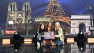 Pauline, Emilie und Marta - die drei Kandidatinnen des Junior-ESC-Vorentscheids 2021 vor Paris-Kulisse. © NDR Foto: Kerstin Heinrichs