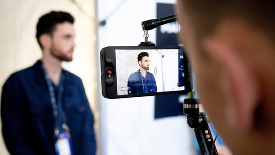 Duncan Laurence im Handy-Display im Backstage-Bereich der ESC-Bühne. © eurovision.tv Foto: Andres Putting