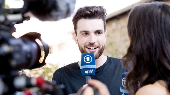 Der ESC Teilnehmer der Niederlande Duncan Laurence im Gespräch mit Alina Stiegler.  Foto: Claudia Timmann