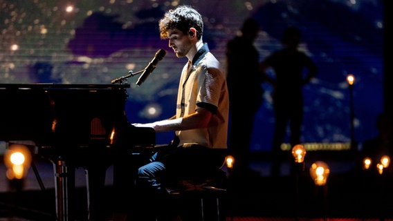 Duncan Laurence spielt am Klavier in der Show "Europe Shine A Light".  Foto: EBU / Kris Pouw