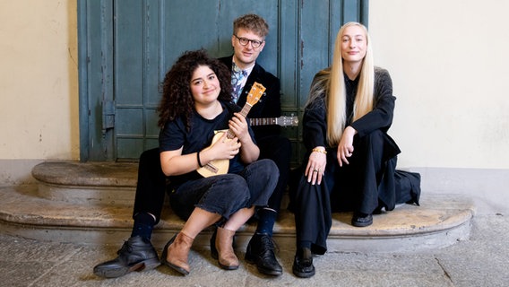 Mairena Torres Schuster, Stefan Spiegel und S10, die niederländische ESC-Teilnehmerin. © NDR Foto: Claudia Timmann