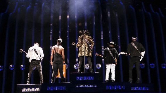 Waylon und seine Musiker stehen mit dem Rücken zum Publikum auf der Bühne in Lissabon. © eurovision.tv Foto: Thomas Hanses