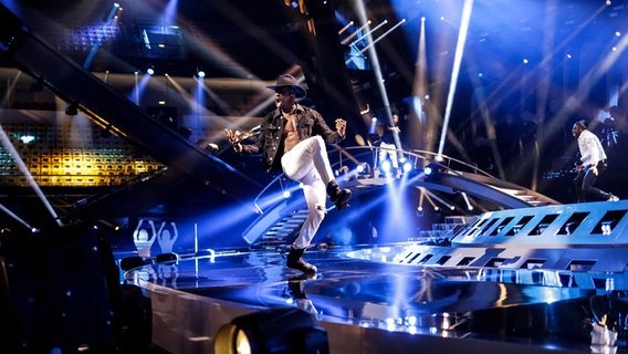 Ein Tänzer auf der Bühne in Lissabon. © eurovision.tv Foto: Thomas Hanses