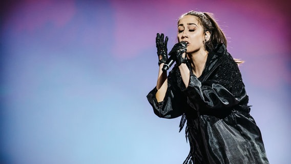 Andrea	 (Nordmazedonien) mit "Circles" auf der Bühne in Turin. © eurovision.tv/EBU Foto: Nathan Reinds