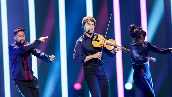 Alexander Rybak mit "That’s How You Write A Song" auf der Bühne in Lissabon. © eurovision.tv Foto: Thomas Hanses