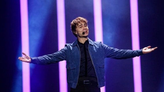 Alexander Rybak mit "That’s How You Write A Song" auf der Bühne in Lissabon. © eurovision.tv Foto: Thomas Hanses