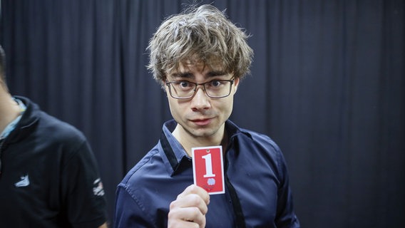 Alexander Rybak hält eine  Karte mit einer "1" in der Hand. © eurovision.tv Foto: Andres Putting