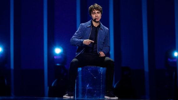 Alexander Rybak mit "That’s How You Write A Song" auf der Bühne in Lissabon. © eurovision.tv Foto: Thomas Hanses