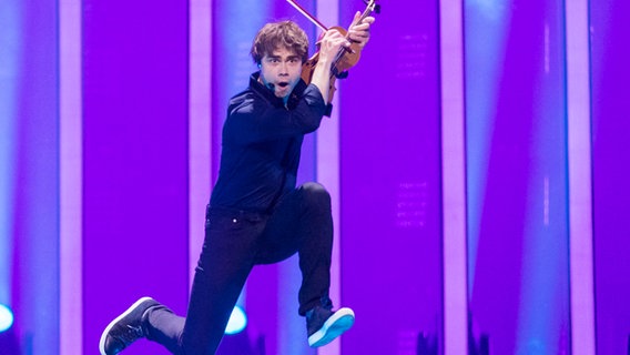 Alexander Rybak auf der Bühne in Lissabon. © NDR Foto: Rolf Klatt