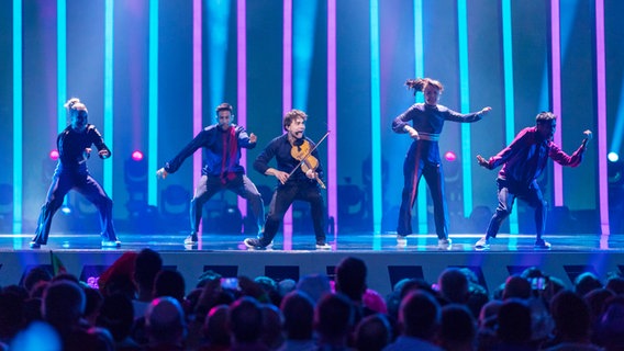 Alexander Rybak auf der Bühne in Lissabon. © NDR Foto: Rolf Klatt