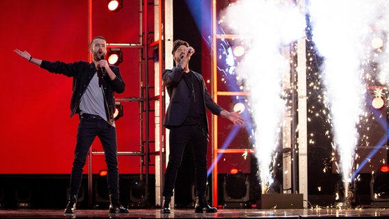 Emil und Didrik Solli-Tangen stehen beim Melodi Grand Prix in Norwegen auf der Bühne. © NRK / Stijn Smulders Foto: Stijn Smulders