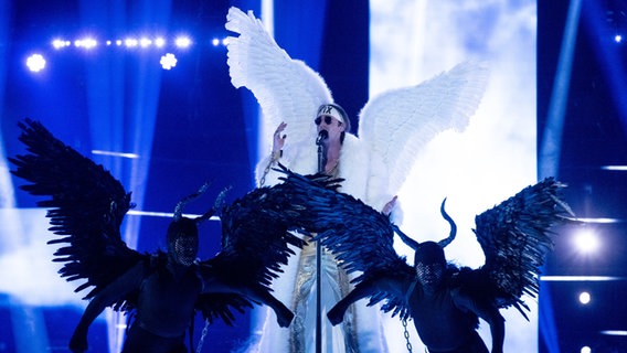 Der norwegische Sänger Tix beim Auftritt beim Melodi Grand Prix 2021. Der norwegische Sänger Tix beim Auftritt beim Melodi Grand Prix 2021. © NRK Foto: Julia Marie Naglestad