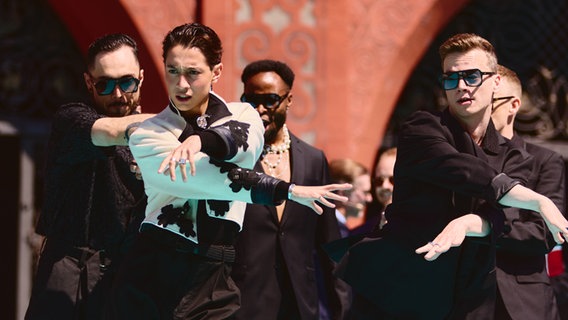 Kyle Alessandro aus Norwegen auf dem türkisen Teppich in Basel © eurovision.tv Foto: Alma Bengtsson