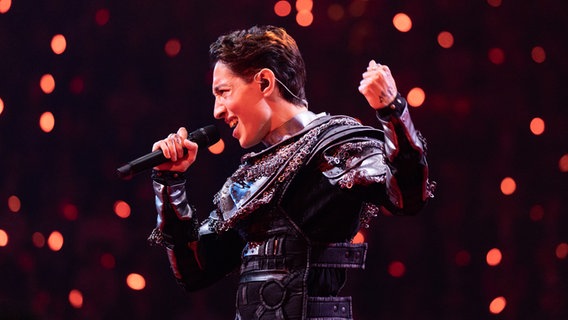 Kyle Alessandro auf der Bühne für Norwegen in Basel. © eurovision.tv/EBU Foto: Corinne Cumming