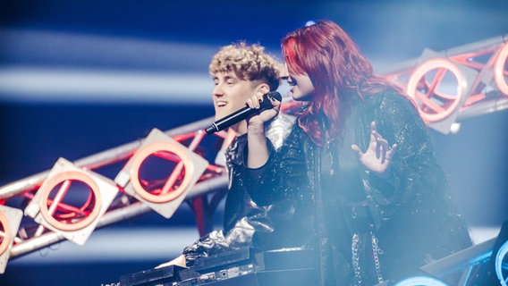 LUM!X & Pia Maria	(Österreich) mit "Halo" auf der Bühne in Turin. © eurovision.tv/EBU Foto: Nathan Reinds