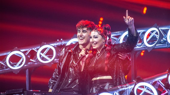 LUM!X & Pia Maria (Österreich) mit "Halo" auf der Bühne in Turin. LUM!X & Pia Maria (Österreich) mit "Halo" auf der Bühne in Turin. © eurovision.tv/EBU Foto: Andres Putting