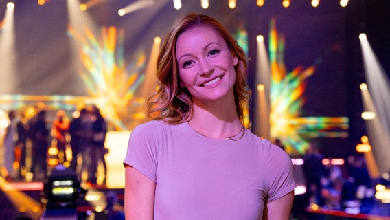 Kaleen, Österreichs Kandidatin 2024 im Studio des deutschen ESC-Vorentscheid "Das deutsche Finale" 2024 in Berlin. © NDR Foto: Claudia Timmann