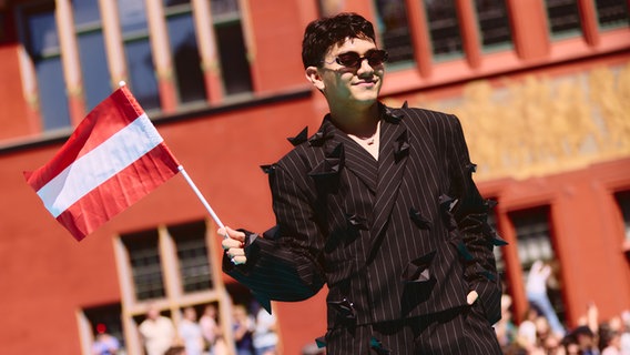 JJ aus Österreich auf dem türkisen Teppich in Basel © eurovision.tv Foto: Alma Bengtsson