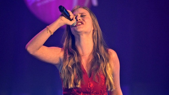 Die Künstlerin in Zoë aus Österreich singt auf der Bühne bei Eurovision in Concert © NDR Foto: Patricia Batlle