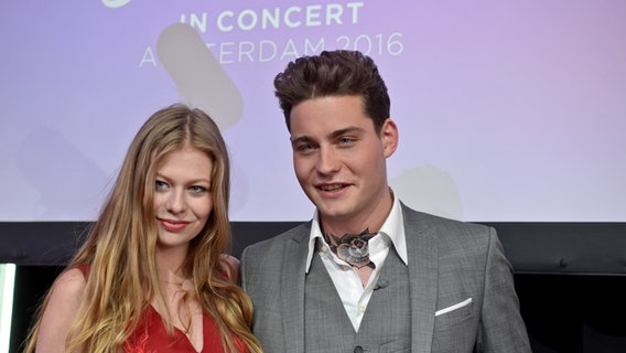 Die Künstler in Zoë aus Österreich mit dem Niederländer Douwe Bob in Amsterdam bei Eurovision in Concert © NDR Foto: Patricia Batlle