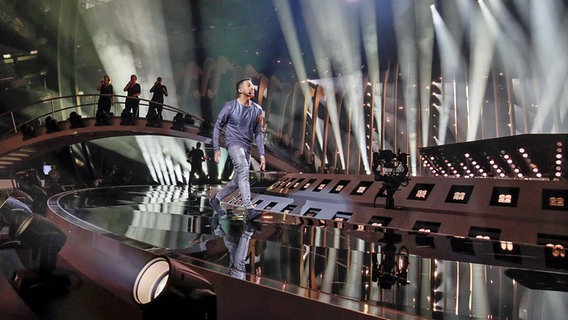 Cesár Sampson bei Proben auf der Bühne der Altice Arena in Lissabon © Eurovision TV/Andres Putting Foto: Andres Putting