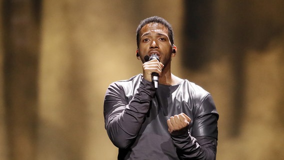 Cesár Sampson auf der Bühne in Lissabon. © eurovision.tv Foto: Andres Putting