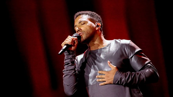 Cesár Sampson auf der Bühne in Lissabon. © eurovision.tv Foto: Andres Putting