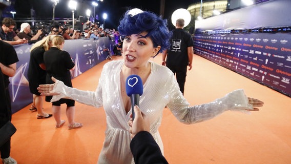 Paenda auf dem roten Teppich in Tel Aviv. © eurovision.tv Foto: Andres Putting