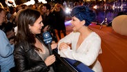 Die ESC-Teilnehmerin Paenda aus Österreich auf dem Orange Carpet in Tel Aviv.  Foto: Claudia Timmann