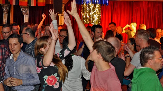 Tanzendes Publikum beim OGAE-Clubtreffen in München © NDR/Patricia Batlle 